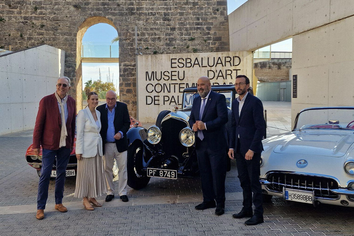 Die Organisatoren der Mallorca Car Week und Politikprominenz: Álvaro Middelmann, Balearenpräsidentin Marga Prohens, Dr. Roman Hummelt, Palmas Oberbürgermeister Jaime Martínez und Toni Torres Es Baluard (v.l.) vor dem Museum Es Baluard vor drei klassischen Beispielen automobilen Designs. Foto: Martin Breuninger