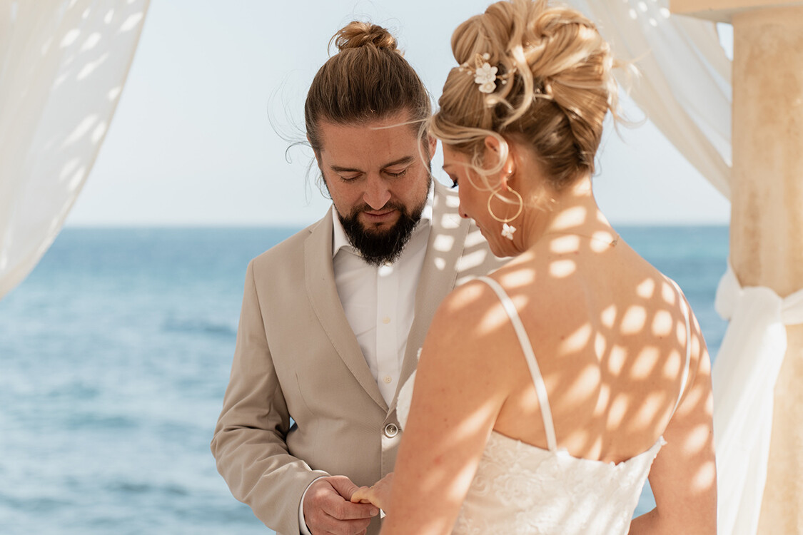 Auf Mallorca: Braut mit moderner Steckfrisur von den Twin Scissors. Fotografie Carsten Seidel.