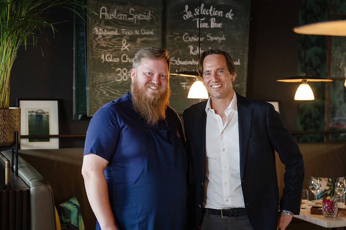 Ein Abend voller Genuss: Beim exklusiven Wine & Dine am 11. Juni in der Brasserie Colette Tim Raue präsentierten Jochen Dreissigacker und Küchenchef Dominik Obermeier ein 5-Gang-Menü mit ausgewählten Spitzenweinen aus Rheinhessen – ein kulinarisches Erlebnis zwischen französischer Raffinesse und deutscher Weinkunst. Fotograf: Thomas Kiewning / BK Media Solutions