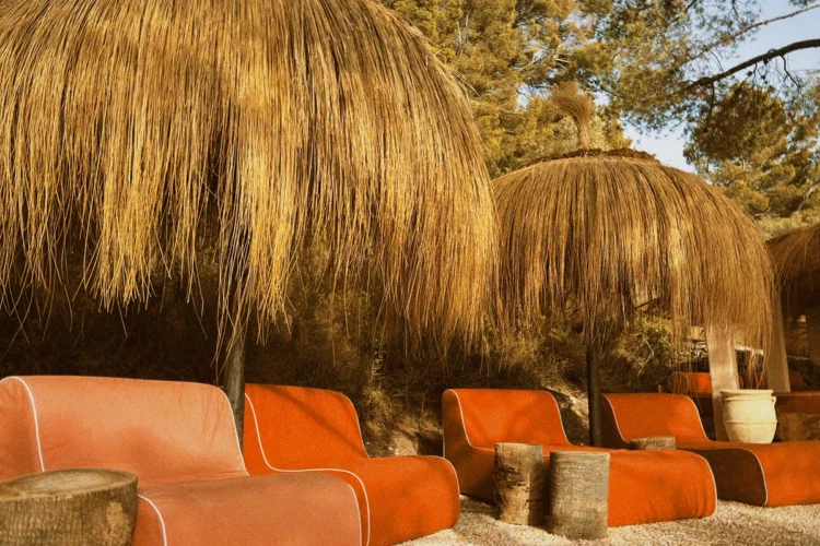 Das Restaurant des Hotel Corazón, gelegen in einer restaurierten Finca zwischen Deià und Sóller, steht für farm-to-table-Küche: In 50 Beeten werden Gemüse, Kräuter und Früchte auf natürliche und regenerative Weise angebaut und direkt frisch serviert.