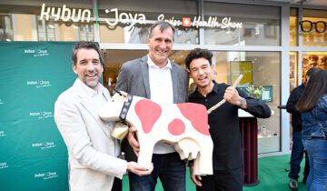 Claudio Minder (CEO kybun Joya Retail AG), Lars Riedel, Karl Müller (CEO kybun Joya Retail AG) Eröffnung kybun Joya Flagship Store in der Theatinerstrasse in München am 22.04.2026 Agency People Image (c) Michael Tinnefeld