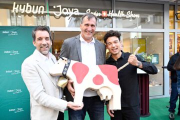 Claudio Minder (CEO kybun Joya Retail AG), Lars Riedel, Karl Müller (CEO kybun Joya Retail AG) Eröffnung kybun Joya Flagship Store in der Theatinerstrasse in München am 22.04.2026 Agency People Image (c) Michael Tinnefeld