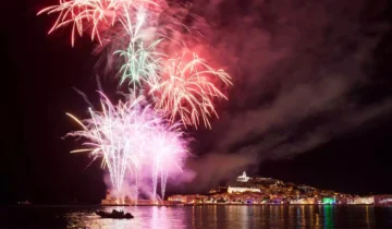 15. August 2026, Mitternacht: Feuerwerk über Figueretes