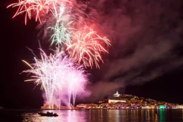 15. August 2026, Mitternacht: Feuerwerk über Figueretes